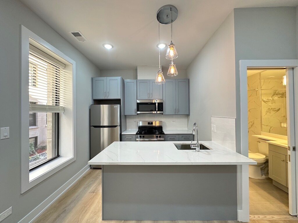 Building Photo - 419 W Belden Ave