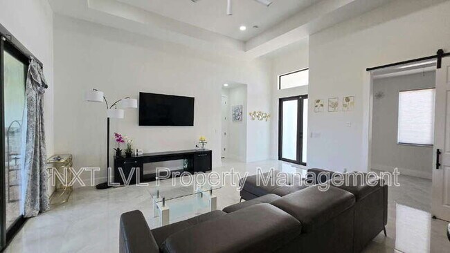 Building Photo - 220 NE 8th Pl