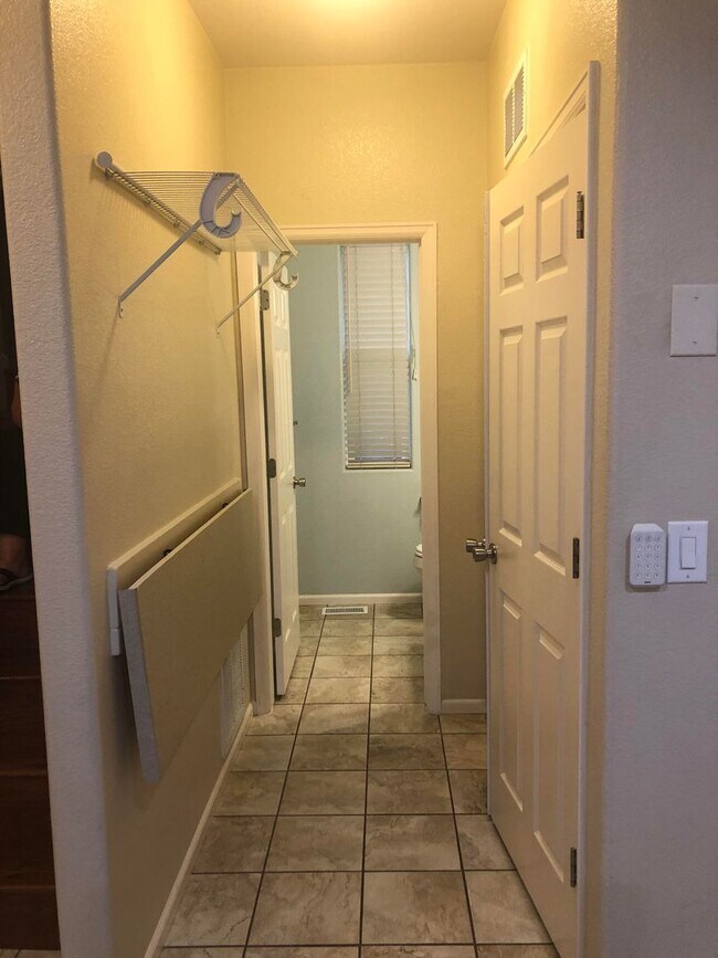 Building Photo - Well Maintained 2 Bed 3 Bath 2 Car Two-sto...