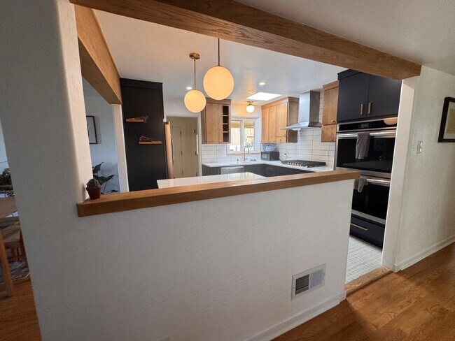 Building Photo - Beautiful home near UNM/CNM. 3 Bedroom 2 bath