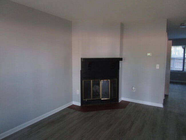 Building Photo - 1960 Gion St