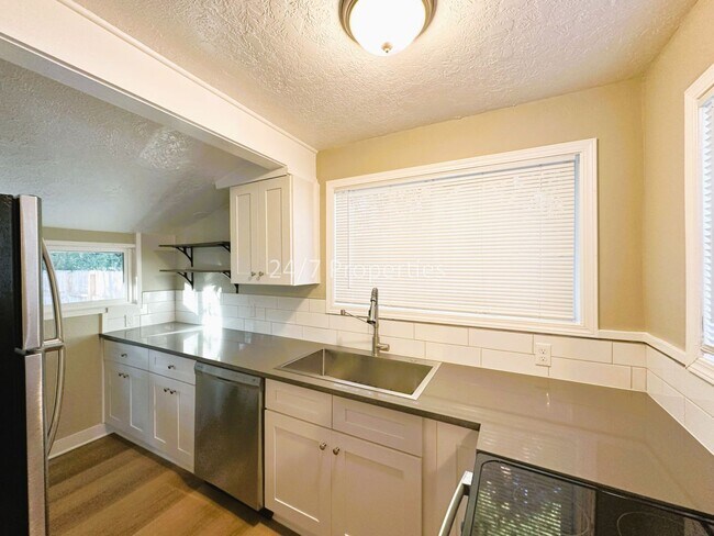 Building Photo - Charming 2 BD | 2 BA Home with A/C in Salem