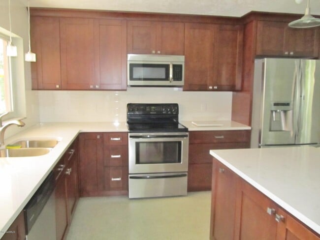 Building Photo - 204 River Heights Dr