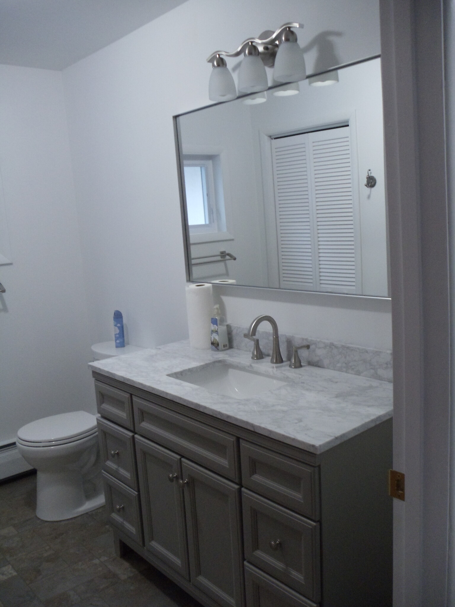 full bath - 376 Miller St