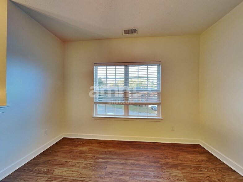 Building Photo - 1409 Napa Pt W