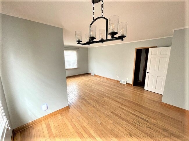 Building Photo - Nice! Spacious! 3 Bedroom Gem-Central Location