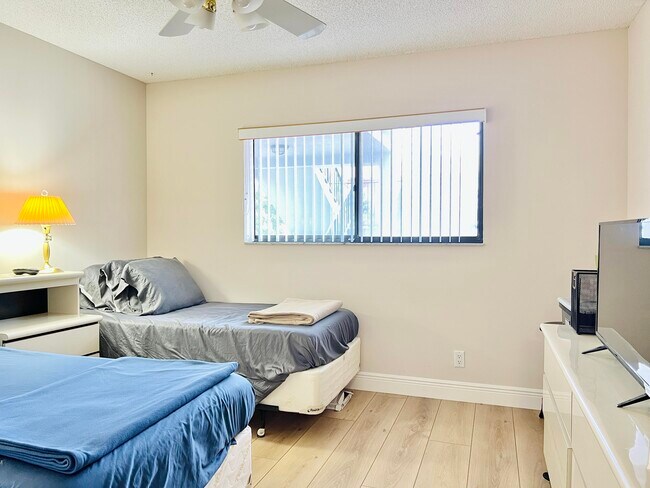 Building Photo - 4725 Lucerne Lakes Blvd E