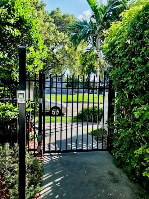 Building Photo - 2425 NE 135th St