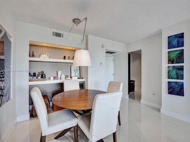 Building Photo - 3625 N Country Club Dr