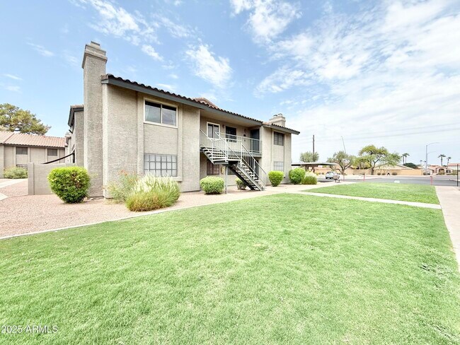 Building Photo - 533 W Guadalupe Rd