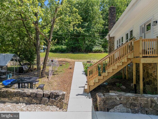 Building Photo - 71 Dreamland Park Dr