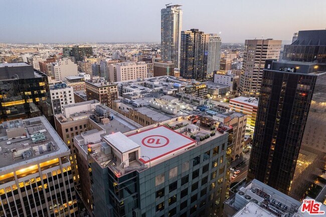 Building Photo - 655 S Hope St