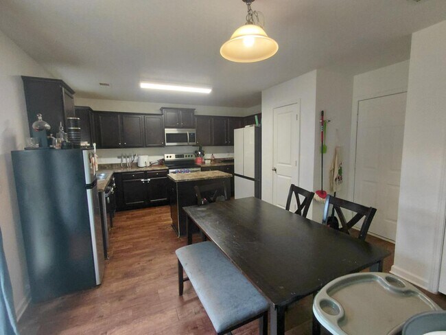 Building Photo - 836 Chariot Way