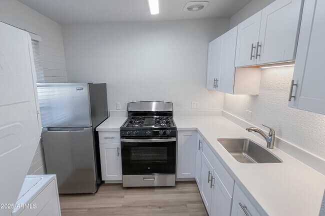 Building Photo - 1219 S Farmer Ave