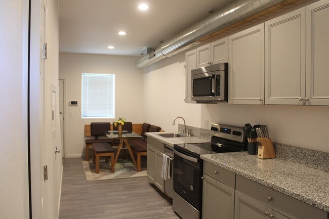 Building Photo - 442 E 7th St