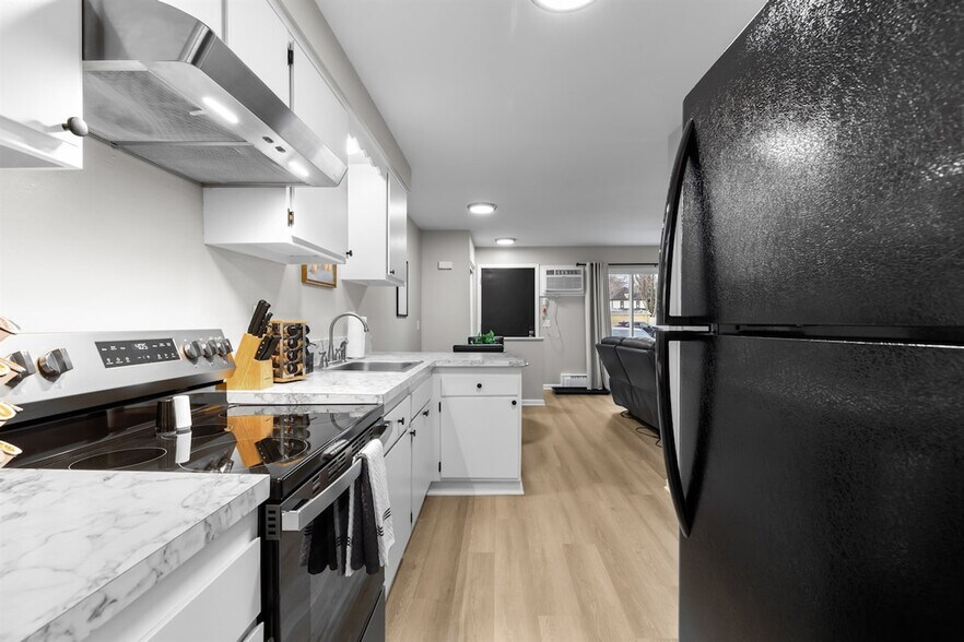 Building Photo - 55 Hollywood Ct