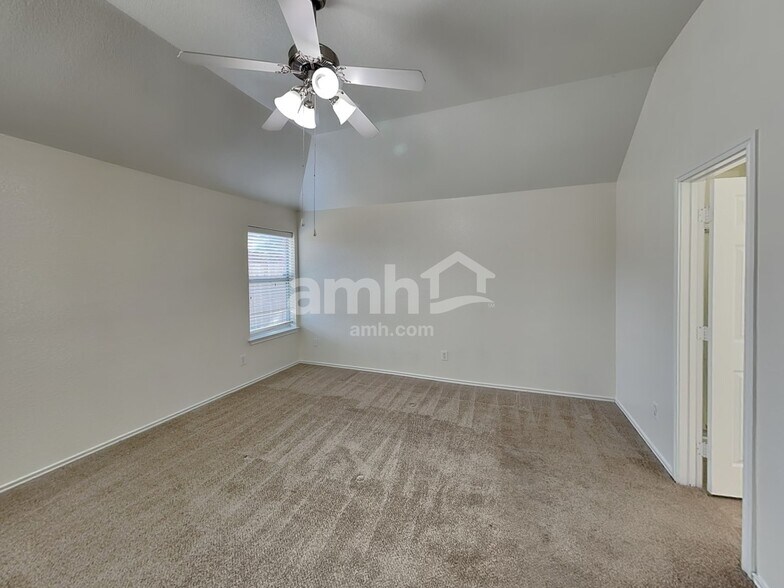 Building Photo - 1620 Northview Dr