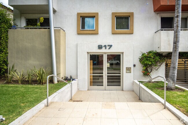 Entrance - 917 2nd St