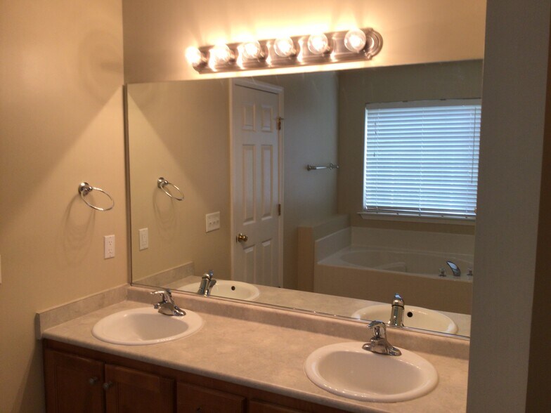 Building Photo - 64 Lancaster Way