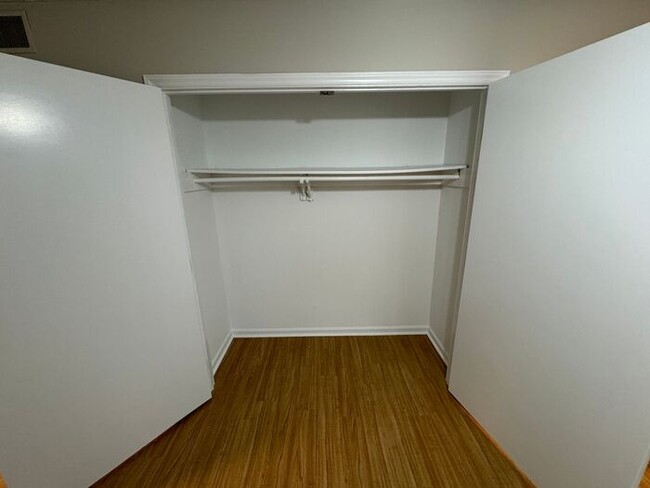 Building Photo - Adorable 2 Bedroom Condo Near UNC!