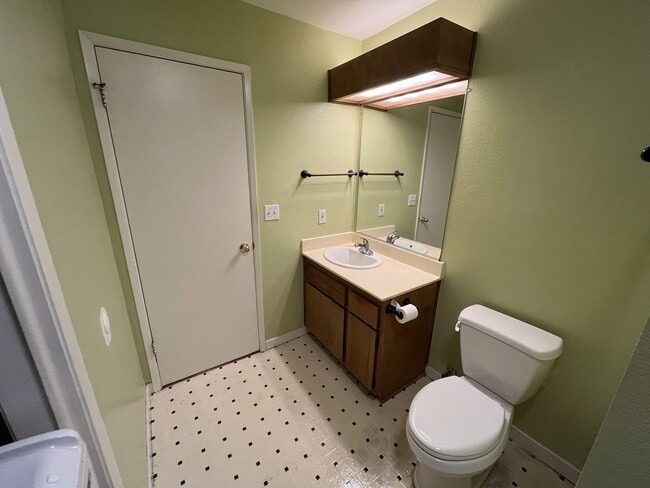 Building Photo - 1523 Hood Rd