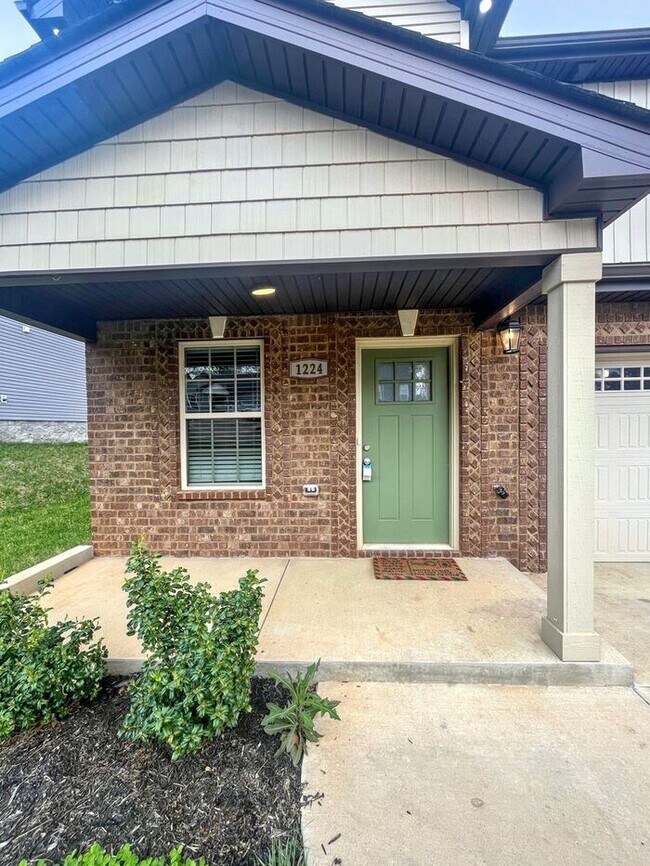 Primary Photo - Spacious 3-Bedroom Home in a Prime Locatio...