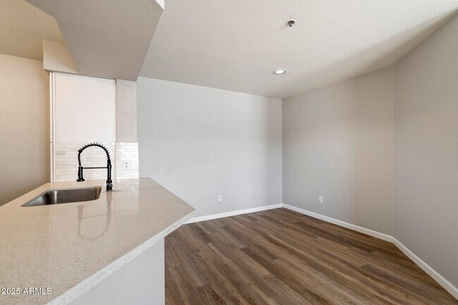 Building Photo - 2025 E Campbell Ave