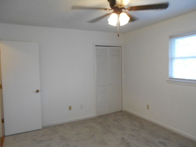 Building Photo - 2 bedroom townhome located one mile to the...