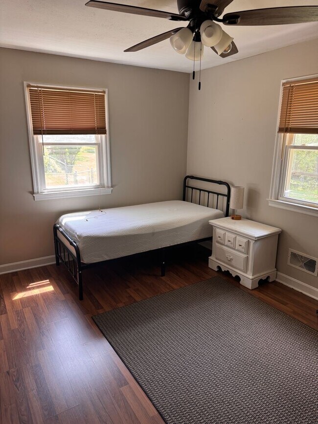 Building Photo - 4 Bedroom || 2 Bathroom Single Family Home