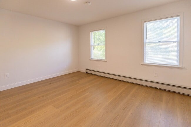 Building Photo - Beautifully Renovated 2 Bed, 2 Bath Coloni...