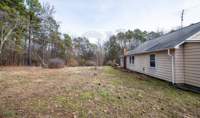 Building Photo - Your Ranch Home Awaits in Hillsborough!