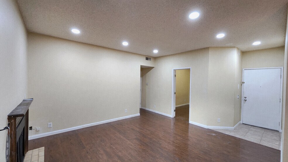Living Room - 3454 Bridgewood Ter