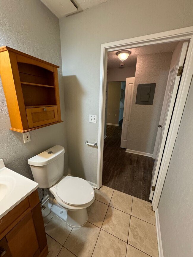 Building Photo - Come See This Beautiful Remodeled 2 Bed 1 Bath Condo in Mystic Woods! Available Now!