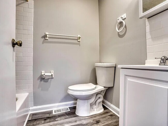 Building Photo - 530 S Bond St