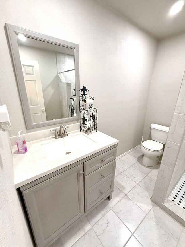 Building Photo - Charming 2-Bedroom Home with Flex Room & Gated Entry