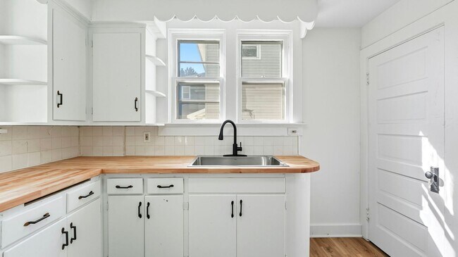 Building Photo - NEW LISTING! 2 Bedroom home!
