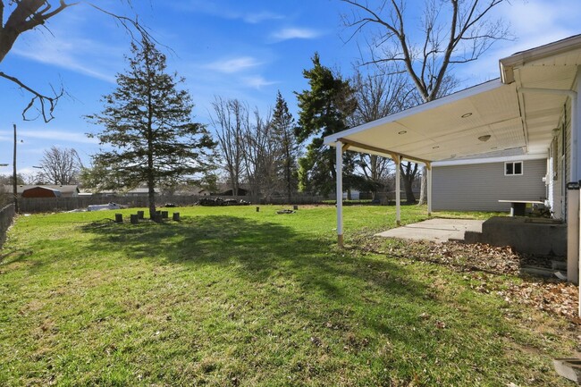 Building Photo - Updated 3BR Home with Fenced Yard & Garage