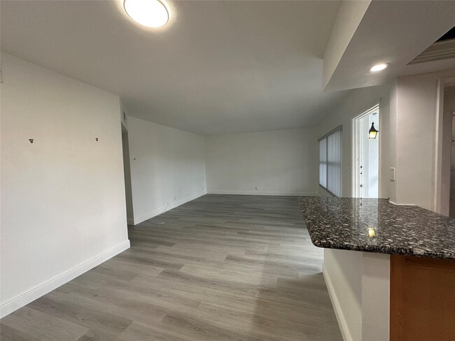 Building Photo - 651 Pine Dr