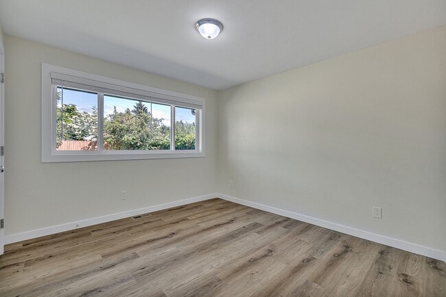 Building Photo - Freshly Remodeled Burien Rambler