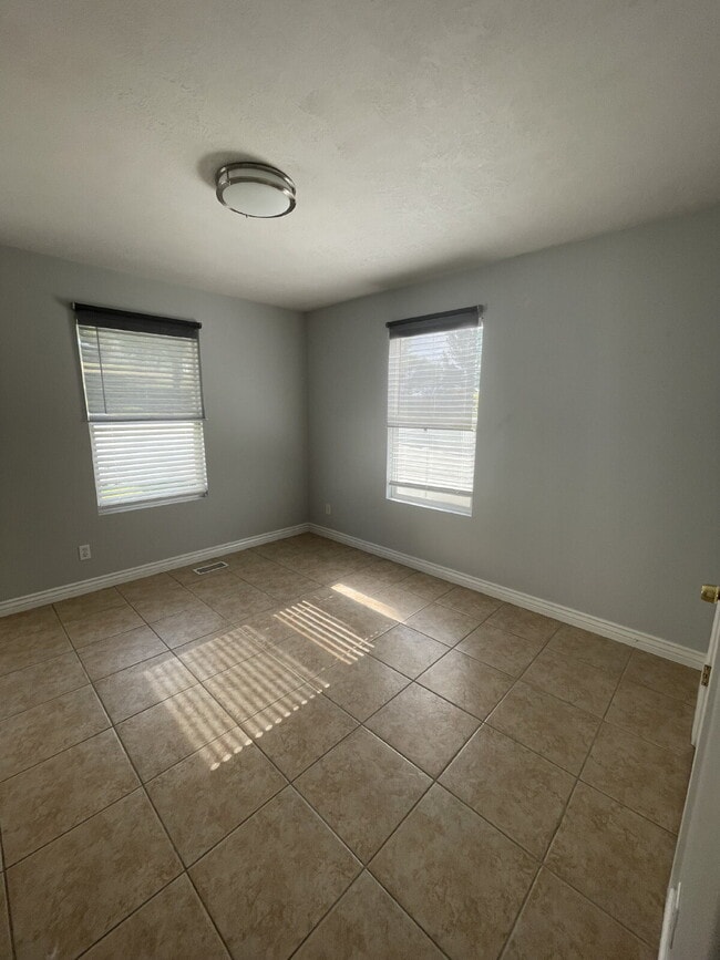 Building Photo - "Chic 3-Bed Townhouse with Scenic Views & ...