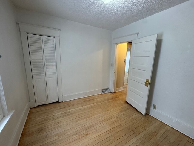 Building Photo - Cute Home in Central Bismarck with Huge Garage