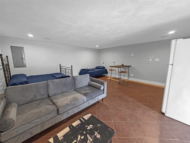 Building Photo - 7013 Hemlock St