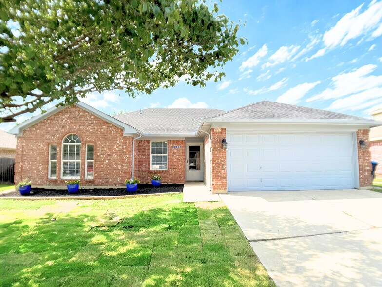 Primary Photo - 3913 Periwinkle Dr