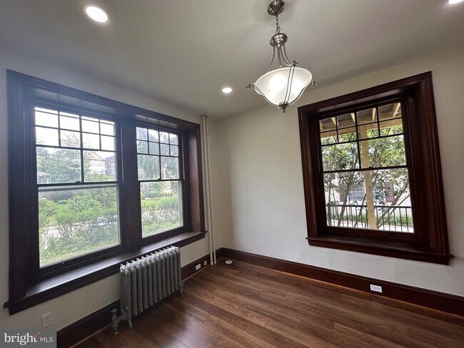 Building Photo - 212 Forrest Ave