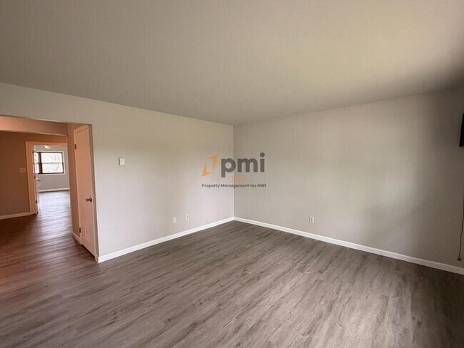 Building Photo - 5372-5372 Plaza Ave