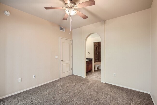 Building Photo - Move-In Special - 2bed/2bath Foothills Rio...