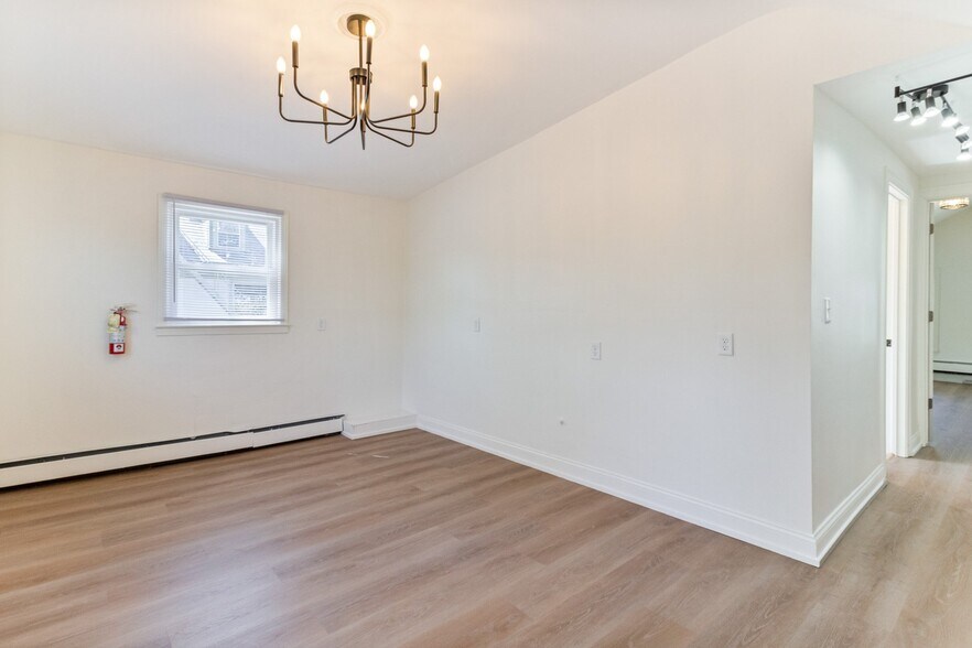 Building Photo - 169 Waterman St