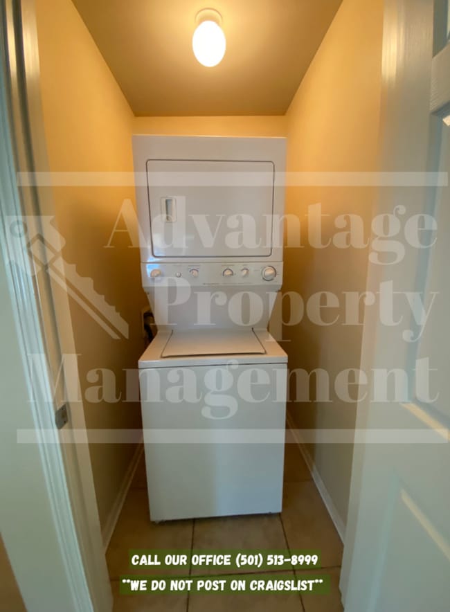 Building Photo - 1136 N Ash St