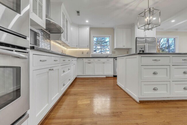 Building Photo - 8616 Chateau Dr