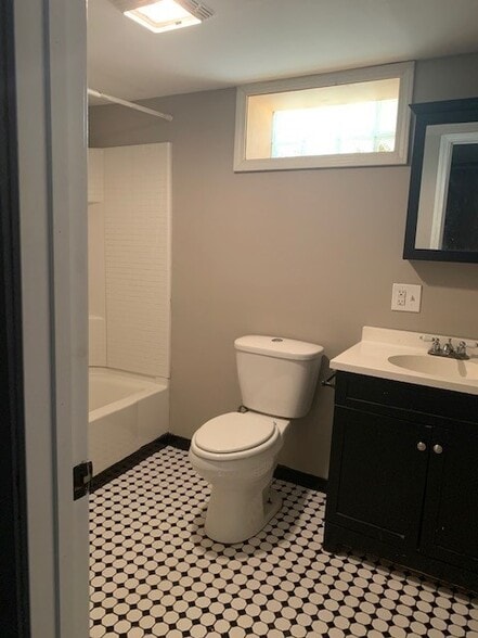 Building Photo - 737 W 44th St